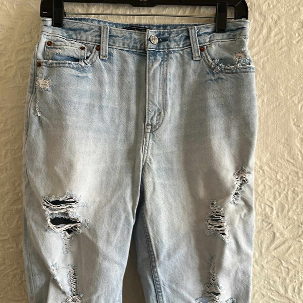 Abercrombie and Fitch Annie Girlfriend Light Wash Distressed Ripped Jeans SHORT - Picture 2 of 8
